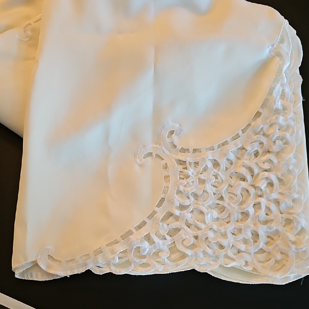 Elegant White Lace Tablecloth